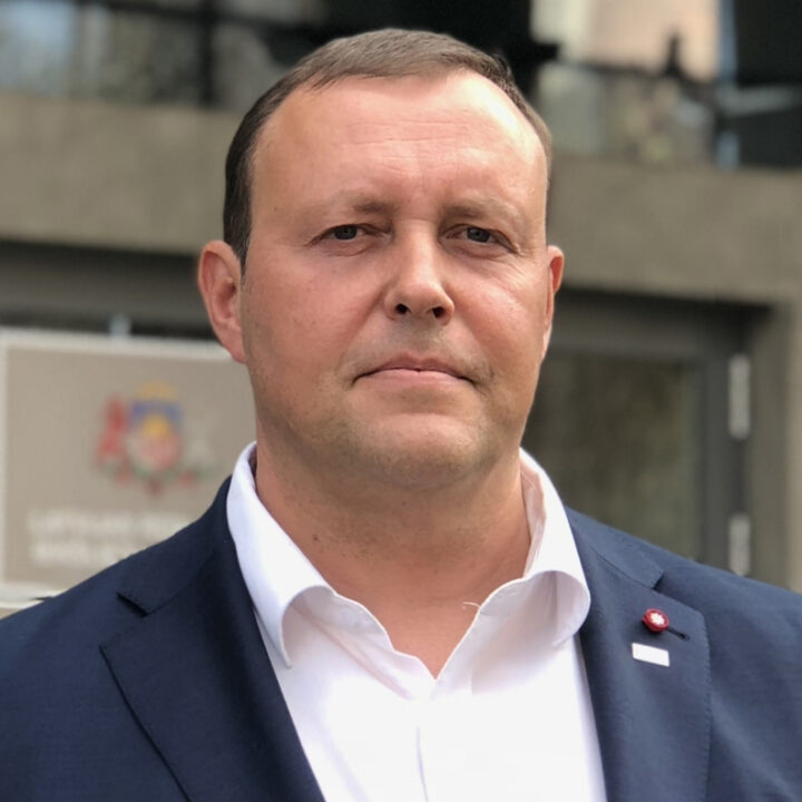 Kozlovskis pēc ārkārtas valdības sēdes devies uz ugunsnelaimes vietu Valdgales pagastā